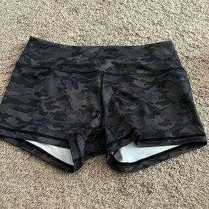 Born primitive double take booty short